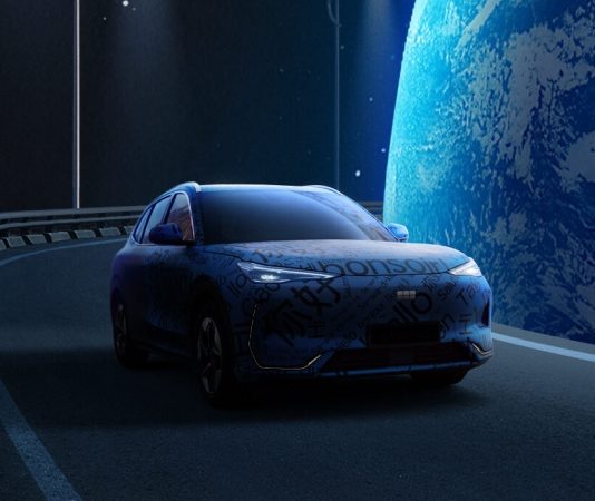 К дебюту готовится «галактический» кроссовер Geely. Первые изображения новинки