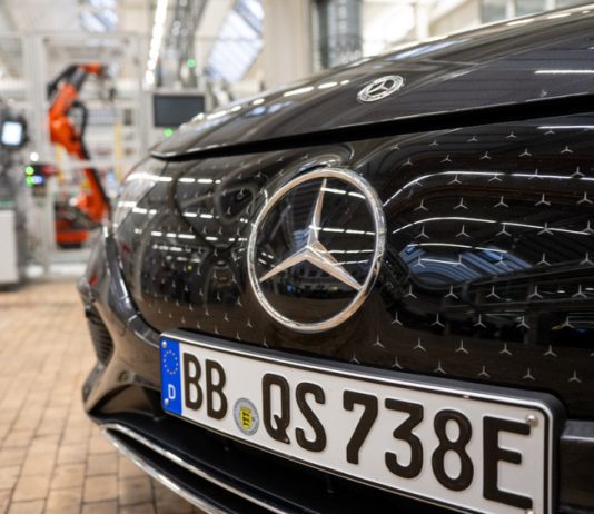 Mercedes-Benz «переобулся»: немцы призвали Евросоюз прогнуться под китайский автопром
