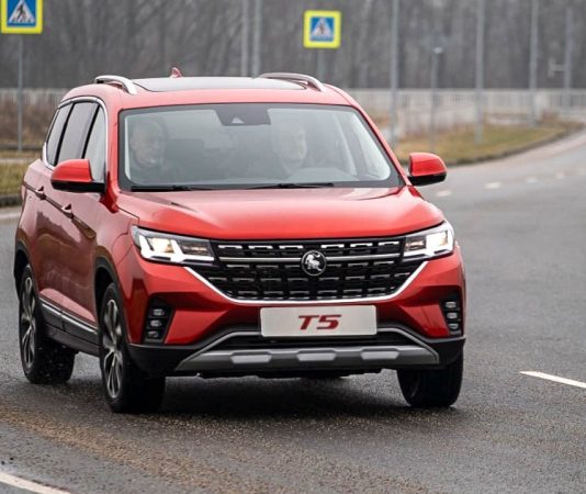 Стали известны характеристики и оснащение нового кроссовера Forthing T5 для РФ