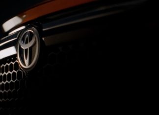 Toyota готовит новый бюджетный кроссовер за миллион рублей. Первое видео с новинкой