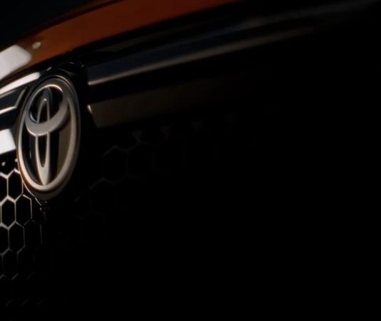 Toyota готовит новый бюджетный кроссовер за миллион рублей. Первое видео с новинкой
