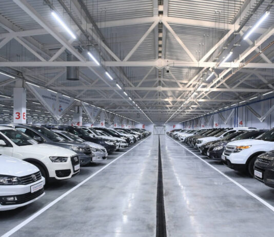 Как купить авто с пробегом в автосалоне?