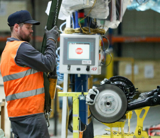 Три российских автозавода возобновили производство