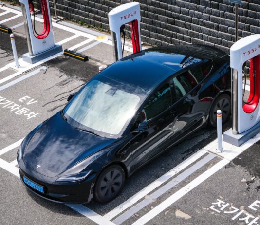 В каких случаях надо менять лобовое стекло Tesla?