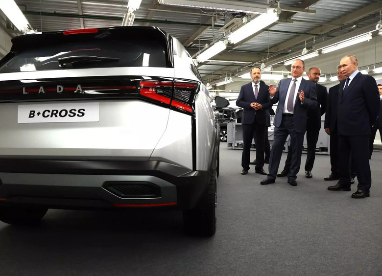 АВТОВАЗ представил кроссоверы LADA Т-134 и B+ Cross Владимиру Путину