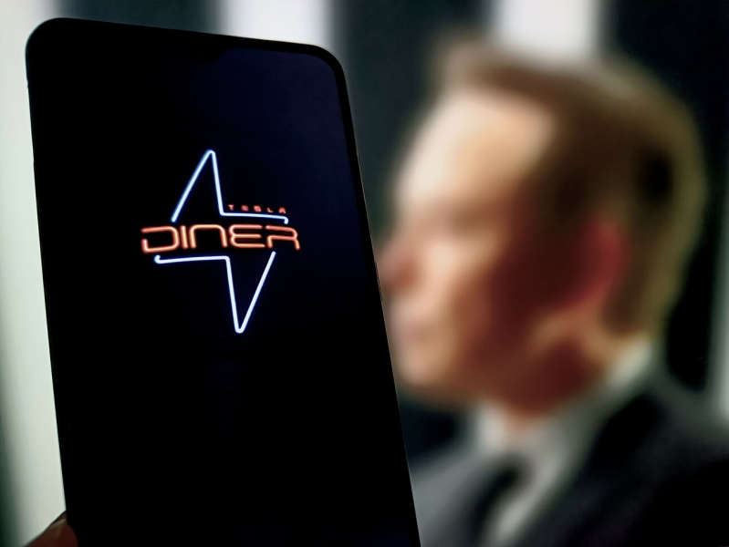 «Безумный Макс» разбушевался: почему Tesla летит под откос
