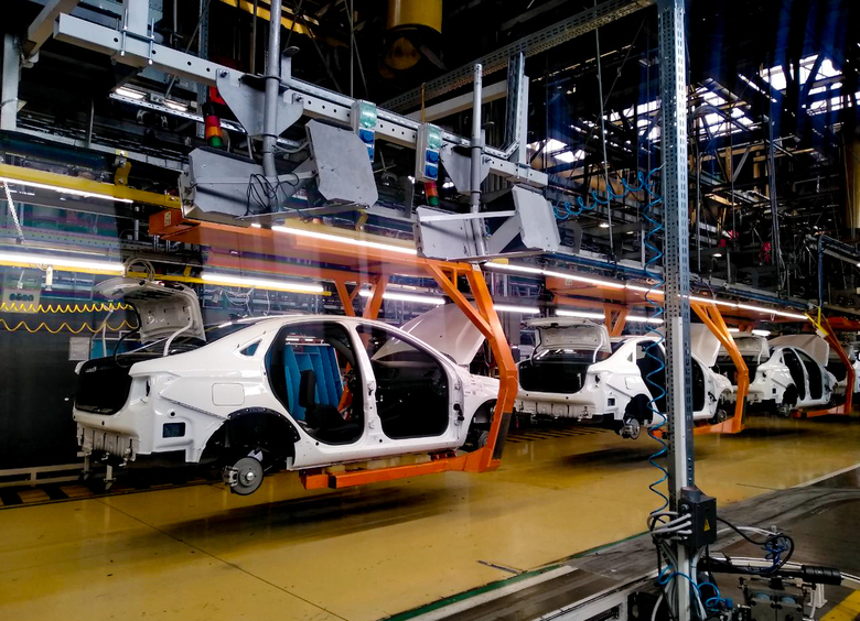 Будем лечить, или пусть живет: чиновники бросились спасать российский автопром