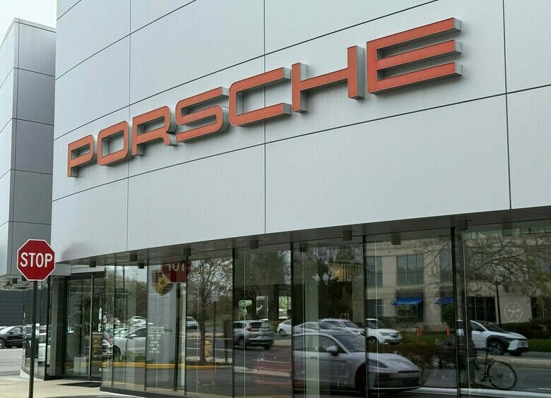 Чего хотят мужчины: Porsche возвращает на свои авто не только ДВС, но и МКП