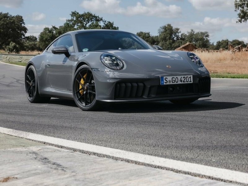 Чего хотят мужчины: Porsche возвращает на свои авто не только ДВС, но и МКП