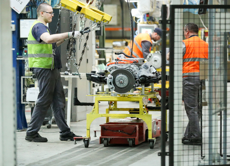 Я к болгарам уезжаю — в Будапешт: китайский автозавод ищет русских разнорабочих