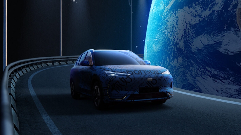 К дебюту готовится «галактический» кроссовер Geely. Первые изображения новинки