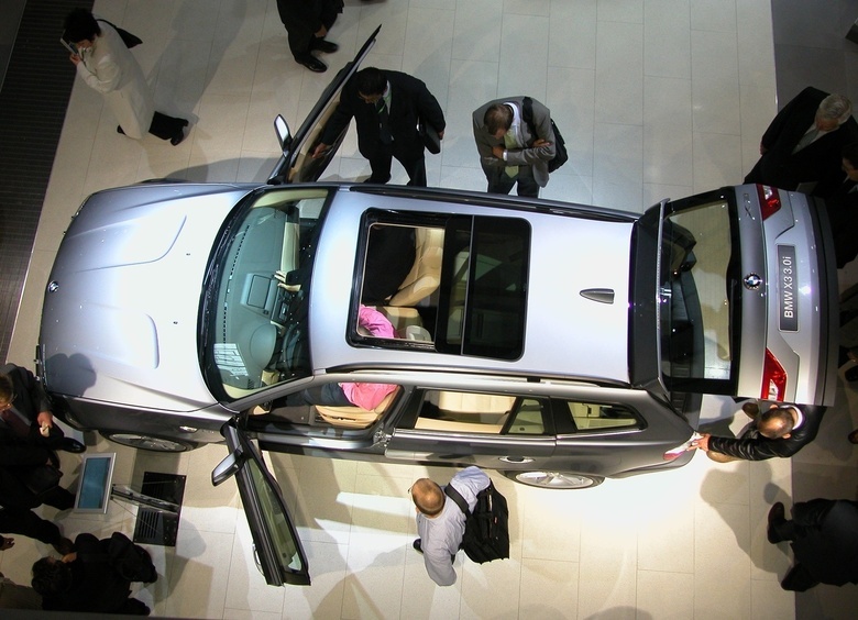 На автомобилях BMW в России массово взрываются потолочные люки