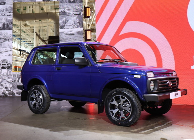 На конвейер встала обновленная LADA Niva Legend