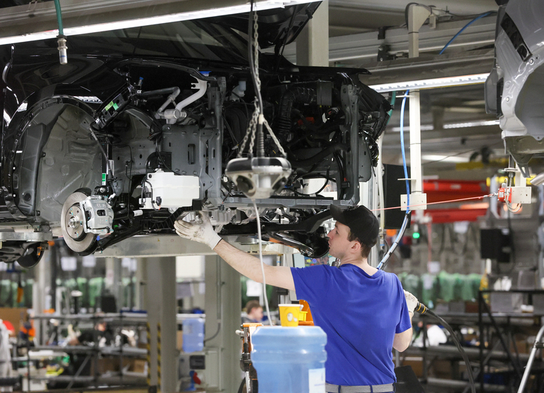 Названы сроки запуска оставшихся российских автозаводов, брошенных иностранцами