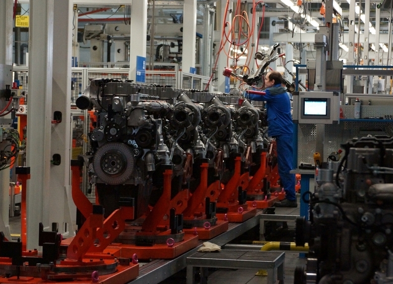 Производство автомобилей в России упало на 12%