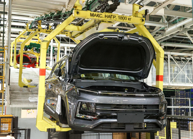 Производство легковых авто сократилось в России на 2,1%, а грузовиков — на 23,9%
