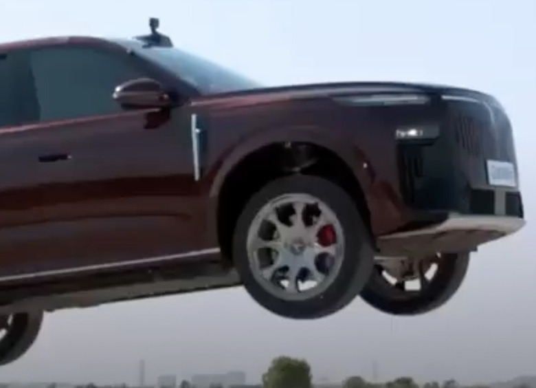 Вирусные краш-тесты: как и зачем китайцы превращают испытания своих авто в шоу
