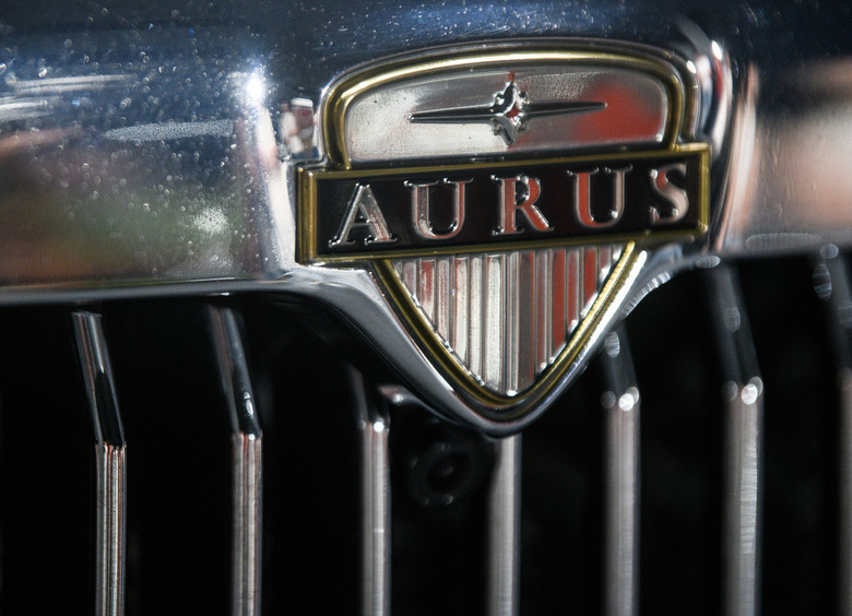 В Сети появилось первое фото загадочного микроавтобуса на платформе Aurus