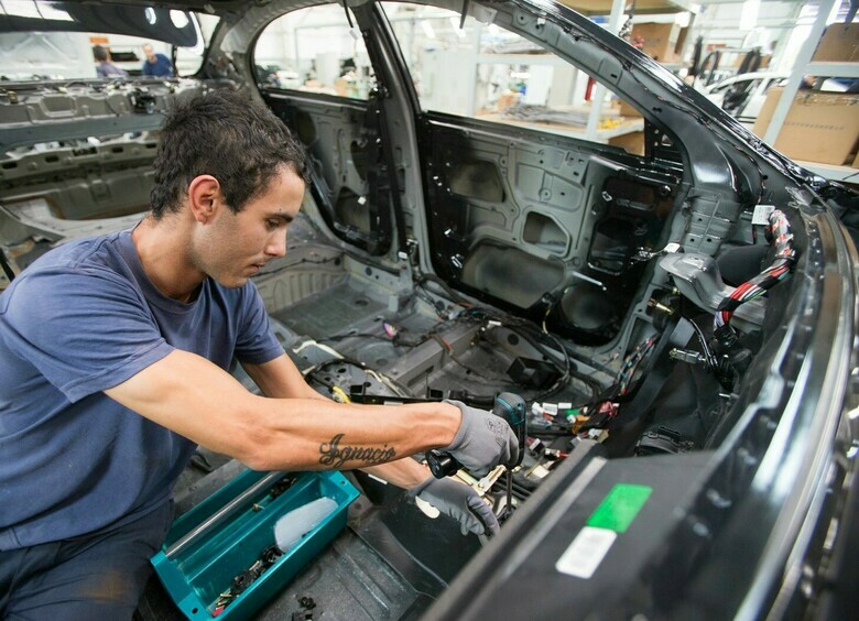 Время назад: почему мировой автопром массово отказывается от&nbsp;новых технологий